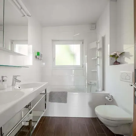 1 Stylish Bedroom For 2 With An Amazing Lake View!