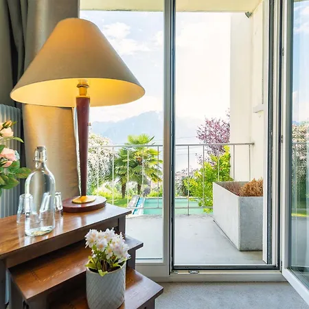 1 Stylish Bedroom For 2 With An Amazing Lake View!